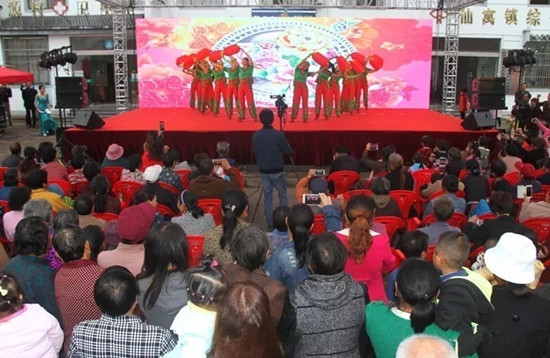 石臺(tái)縣2017“扶貧日”暨仙寓尚品農(nóng)產(chǎn)品銷售活動(dòng)成功舉辦 文藝演出助力脫貧攻堅(jiān)